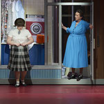 Dirk Weiler als "Edna Turnblad" in HAIRSPRAY © Staatstheater Darmstadt 2025, Nils Heck