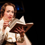 Marion Wulf als "Agatha Christie" in "Vermisst! Was geschah mit Agatha Christie?" 2025 am TfN © Clemens Heidrich