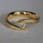 Ring; 585/_ Gold, Steine: Brillanten