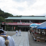 麓の石鎚神社　テントも出てお接待もありました