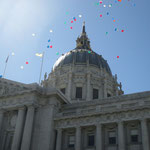 Luftballons losgelassen vor der City Hall - wunderschön!
