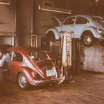 Werkstatt Aufnahme aus dem Jahr 1980, 2 VW Käfer stehen einer auf Hebebühne zur Reparatur