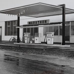  Tankstelle im Jahr 1968, schwarz-weiß Aufnahme, mit Zapfsäulen von Marathon