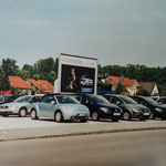 Gebrauchtwagenparkplatz mit Großplakat aus dem Jahr 2010