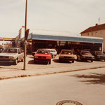 Bild aus dem Jahr 1985 vom Gebrauchtwagen Verkaufsplatz vor der SB-Tankstelle BP 