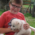 Aaron glunderend met een pup