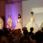 和装と洋装の花嫁さんがずらりと並んだブライダルショー。