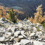 Dal sentiero per il Laghet de Lughezzasca, in fondo l'Alp de Quarnei