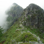 Bocca d'Vegeina 2146 m, il sentiero (delle pecore) passa a sinistra della prima cima