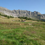 Alp de Cascinarsa 1747 m con il Piz Strega ed il Pizzo del Ramulazz