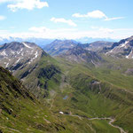 ....al centro Passo delle Colombe e Lago della Segna