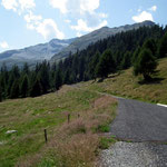 Alp de Cascinarsa 1747 m con il Piz Giümela e la cresta percorsa