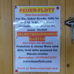 Feuer-Flott-Schild am Selbstbedienungskasten