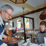 Gastfreundlich bedient von Gerardo - Foto Eliane Pedal