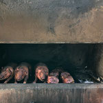 Ganze Schweinchen im Riesen-Smoker