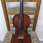 Violín popular, construido por algún artesano de la Huerta de Murcia a principios del siglo XX. Perteneció a diferentes músicos de la Huerta como el Lechón, Paco de la Canal, el Ardilla o Mariano del Secano. Puente artesanal original.