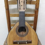 Bandurria construida por Ricardo Sanchís Nácher, el primer guitarrero y fundador de la familia Sanchís. Está fechada entre 1940-1950 y como podemos ver, aunque se le adaptó un clavijero mecánico, conserva todo el encanto original.
