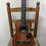 Guitarra tenor construida entre 1927-1932 por el constructor Telesforo Julve. Se encuentra totalmente en su estado original y no ha sido restaurada. Con este instrumento completamos la familia de la guitarra.