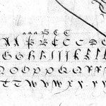 Planche d’exercice notarial. deuxième quart XVe siècle. Alphabets décorés de filigranes à la plume et de lettres cadeaux.  Peut-être réalisée par le scribe Ricardus Franciscus.
