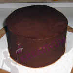 Torten richtig stapeln - Torte mit Ganache einstreichen und kühl stellen