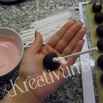 Cake Pops - Anleitung & Rezept - Stick mit Schoki in die ake Pops stecken