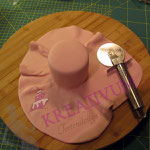 Mini Törtchen füllen, einstreichen & eindecken - Fondant an den Seiten glätten