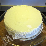 Himbeer-Amicelli-Torte - mit Sahne einstreichen