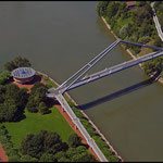 Mediabrücke im Medienpark Düsseldorf, auch vom Rheinturm fotografiert.