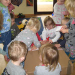 Spendenübergabe an Kinderkrippe "Rappelkiste"; Kinder hatten viel Spaß beim Auspacken