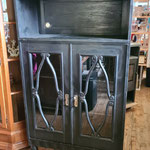 Art.-Nr. 1003, Vintage-Schrank, schwarz, H 170 cm, B 100 cm, T 40 cm, CFJ-Preis 600,- Euro
