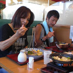 生粋の麺類好きのＯさん（右）と職員Ｍさん（左）
