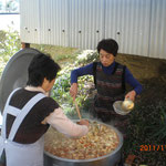 豚汁担当は、民生委員さん。野菜の芯まで味がしみ、コクのある味にリピーターも