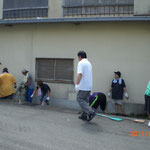 「おお、みんな頑張ってるか？」みたいな感じのＨさん（写真中央）