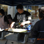 当日は引っ張りだこだった、焼きそば担当の職員Ｓさん。さすが、慣れています。