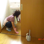 「トイレはきれいにしとかなあかんな～」とガンバってくれている、Hさん[