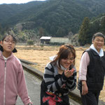 Tさん、MさんはSさん（実習生）と一緒に散歩