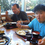 Ｍさん（右）とＮさん（左）はがっつりと定食