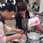 Tさんは肉を炒めて