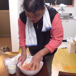 炒めた玉ねぎが冷えてきたため、ひき肉と混ぜています