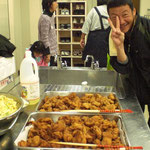 出来上がった唐揚げたちと、Oさんの2ショット
