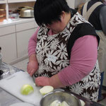 手慣れた手つきで次々に野菜を切ってくれている、Ⅰさん