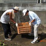 ミカン箱で上手にサラサラな土にしてくれる、OさんとYさん