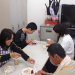 職員Ｍさん（左）も誕生日をむかえました