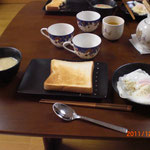 朝食の完成、朝からちょっとボリュームが…
