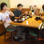 突然の撮影にびっくりした様子の３人（写真右から、Ｈさん、Ｔさん、職員Ｓさん）