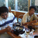 Ｈさん（左）は「俺は肉が食いたい」とステーキを焼いています