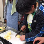 Hさんも上手に切ってくれています