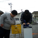 「力仕事は、俺がやる」とNさんと、缶を入れてくれているⅠさん