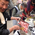 「僕も炒めるんやで」と、カメラ目線でOさん