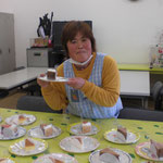Hさんは、たくさんのケーキに囲まれ、満面の笑顔＾＾